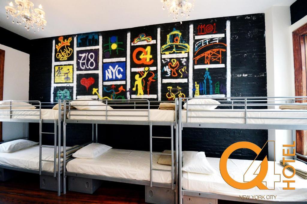 Q4 Hotel And Hostel New York Exterior photo