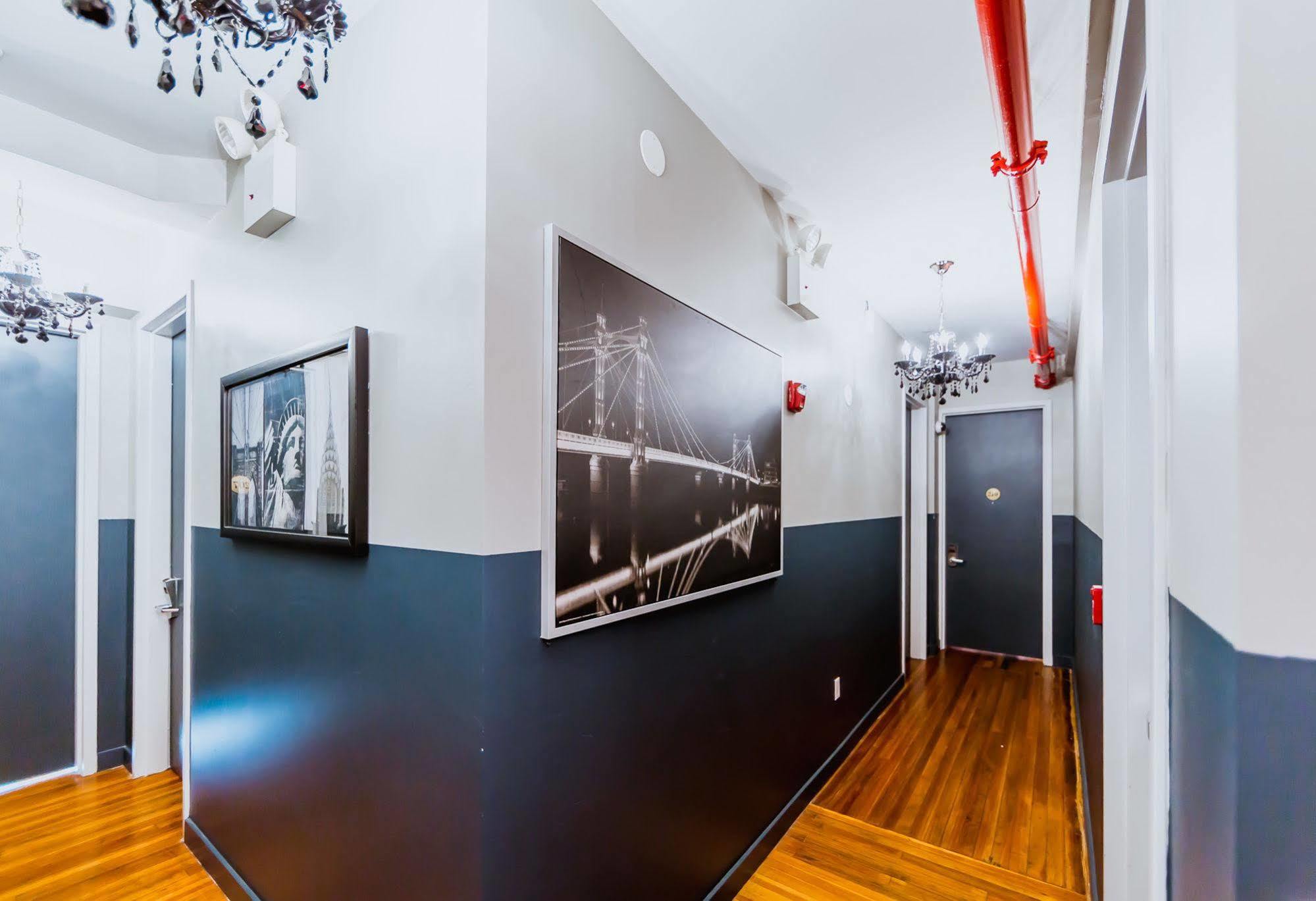 Q4 Hotel And Hostel New York Exterior photo